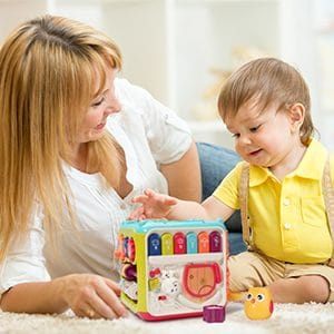 Resigilat - Jucarie Interactiva pentru Bebelusi, Cub Activitati 6 in 1, Muzica si Lumini, Multifunctional, 20x20x20 cm, + 3 Luni
