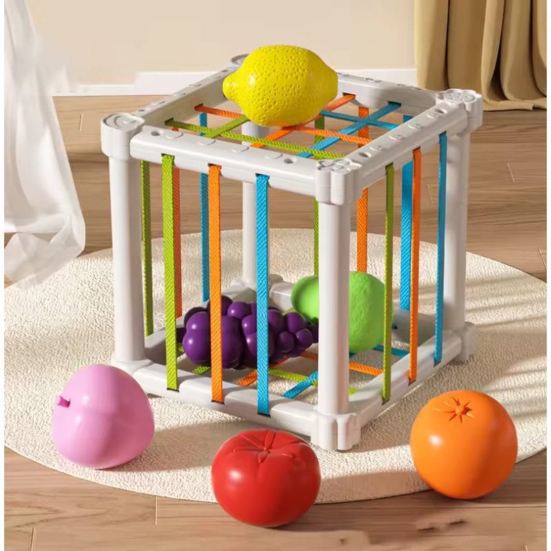 Jucarie Educativa pentru Bebelusi, Cub Elastic cu Fructe, 6 Forme din Plastic Multicolor, Dezvoltare Abilitati Motorii si Cognitive pentru Copii Mici, 11.5x11.5x11.5 Cm, + 1 An