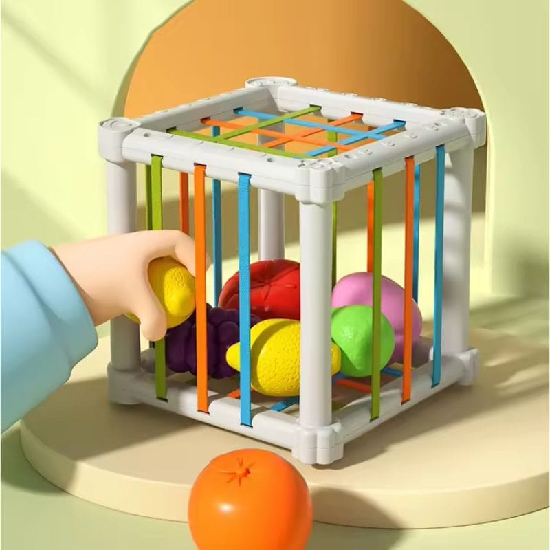 Jucarie Educativa pentru Bebelusi, Cub Elastic cu Fructe, 6 Forme din Plastic Multicolor, Dezvoltare Abilitati Motorii si Cognitive pentru Copii Mici, 11.5x11.5x11.5 Cm, + 1 An