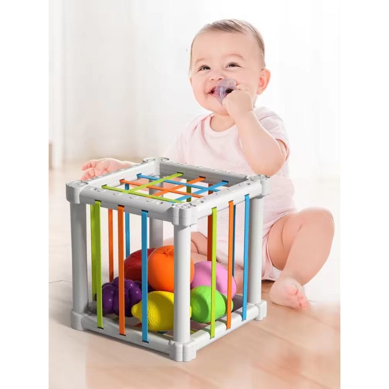 Jucarie Educativa pentru Bebelusi, Cub Elastic cu Fructe, 6 Forme din Plastic Multicolor, Dezvoltare Abilitati Motorii si Cognitive pentru Copii Mici, 11.5x11.5x11.5 Cm, + 1 An