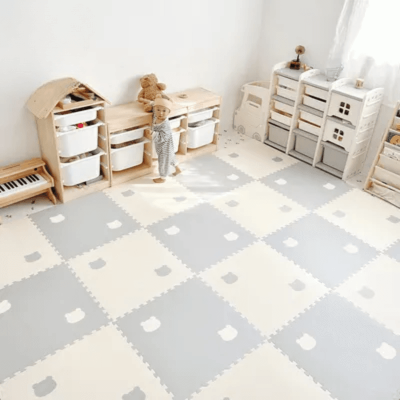 Covor Puzzle LUDIRO, 4 Piese 60x60 Cm, Spuma EVA, Protectie, Versatilitate si Siguranta pentru Orice Spatiu, Design Ursulet, Alb Bej