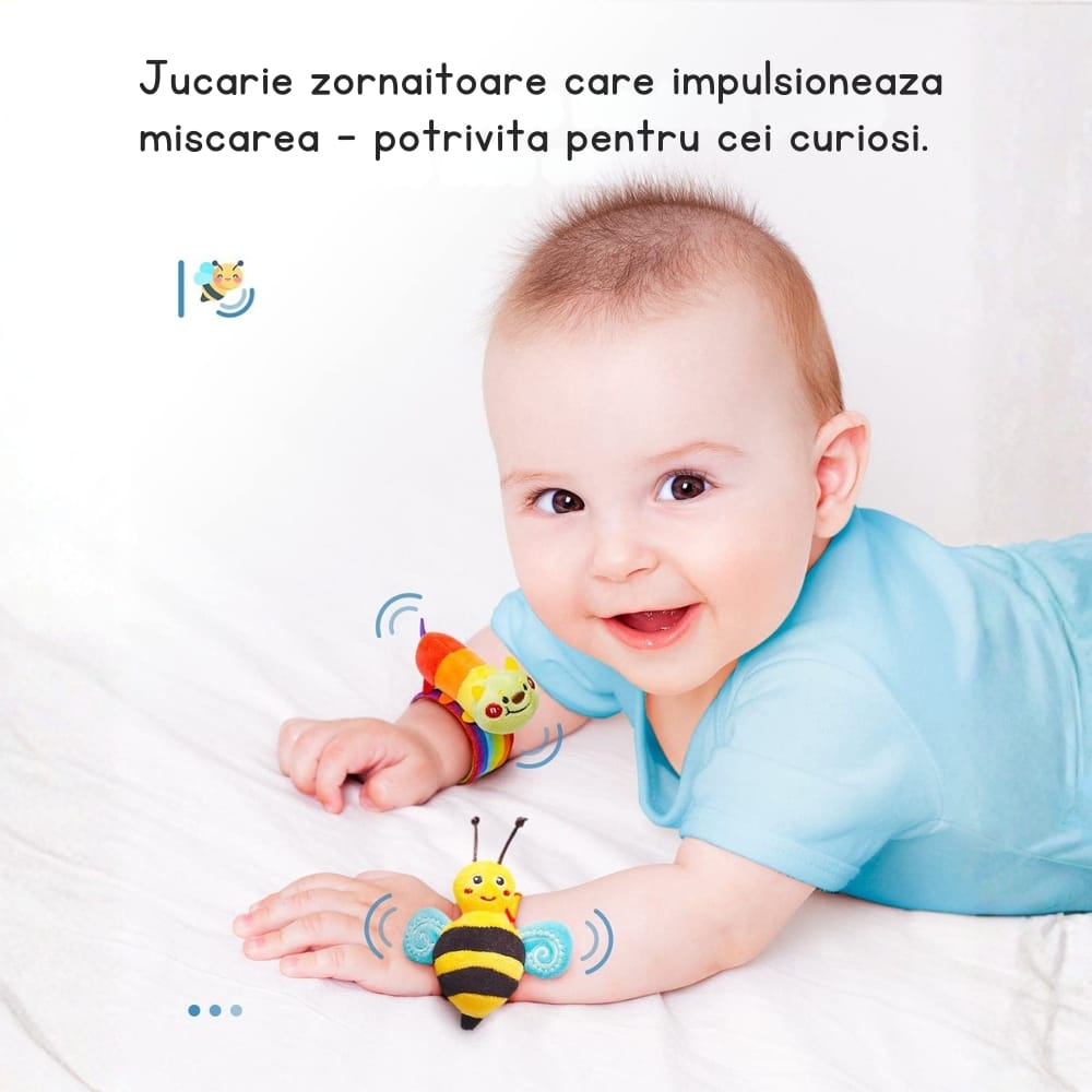 jucării senzoriale zornăitoare pentru bebeluși în timpul jocului pe burtică